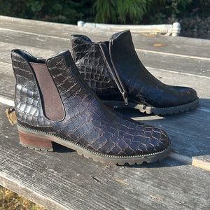 Vaneli Landus Dark Brown Crocodile-Print Chelsea Boot- size 7.5